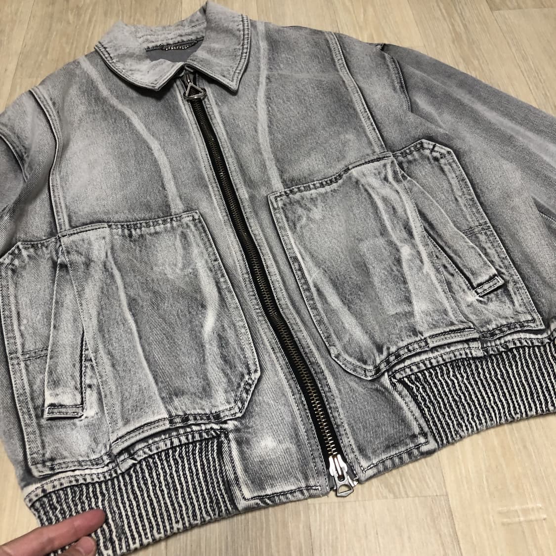 (48) 새상품 솔리드 옴므 23 SS 라이트 그레이 페이디드 데님 봄버 상품이미지2