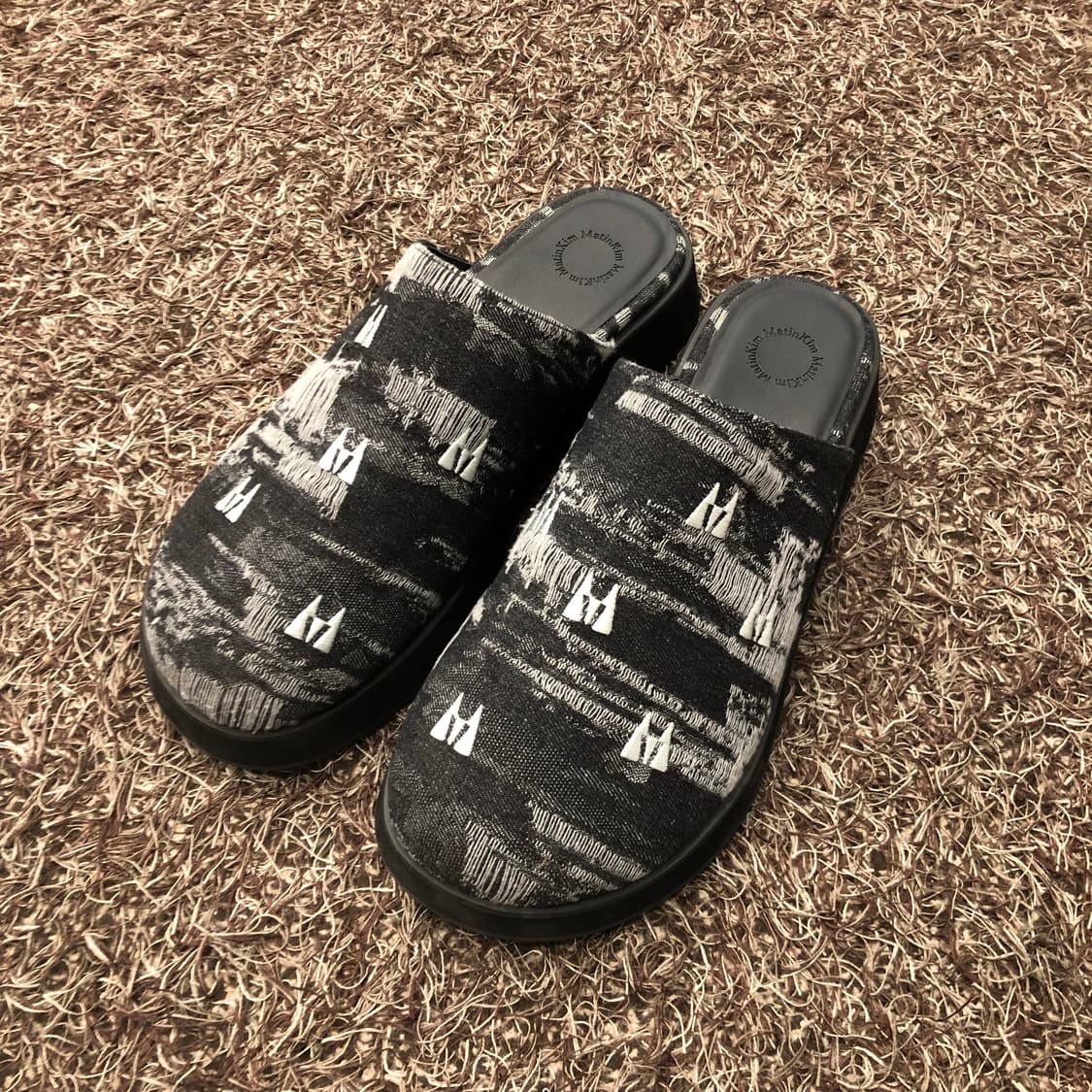 마뗑킴 마틴 심볼 플랫 뮬 슬리퍼 상품이미지1