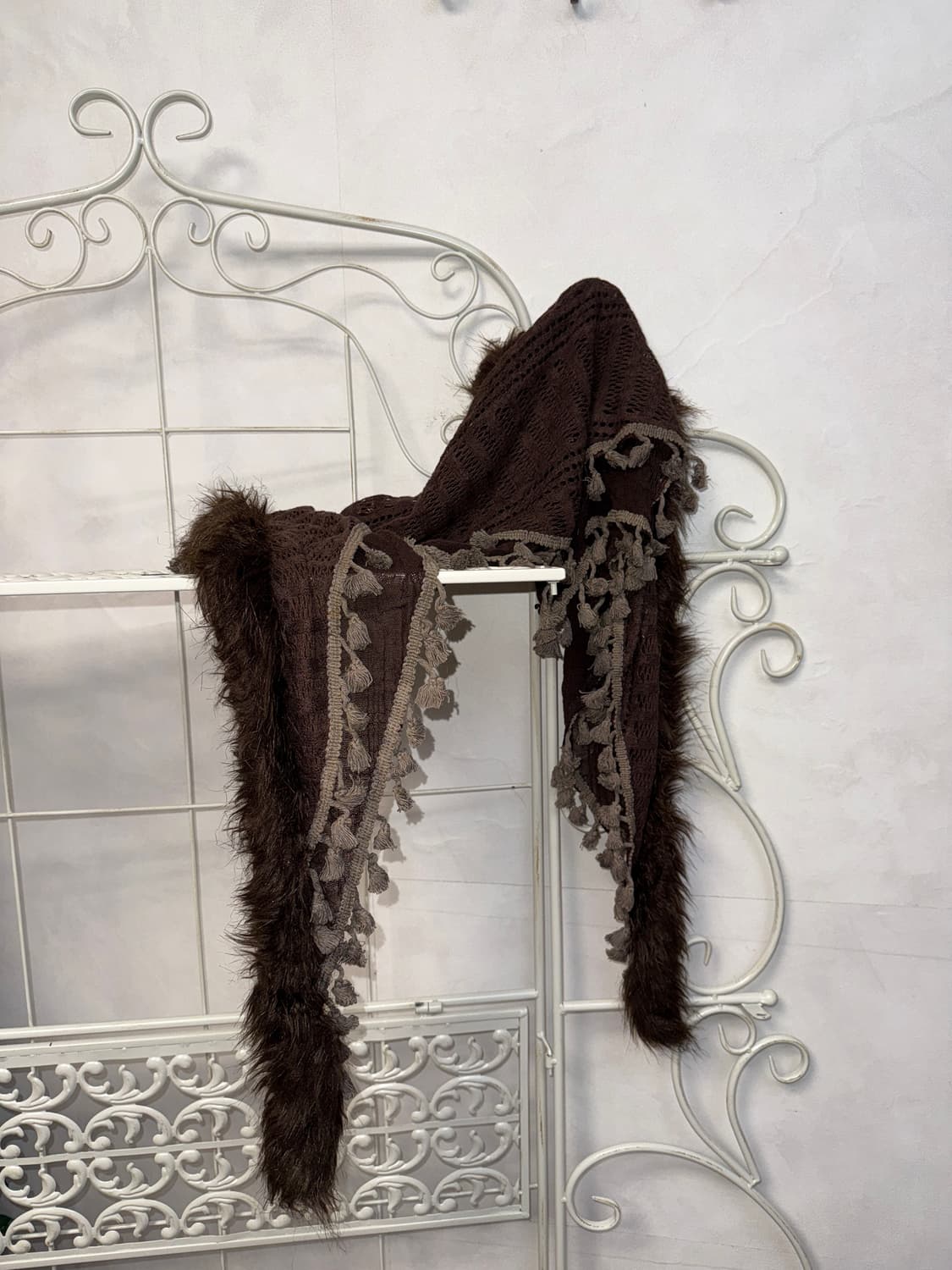 Dark brown fur trimmed tassel knit 머플러 상품이미지2