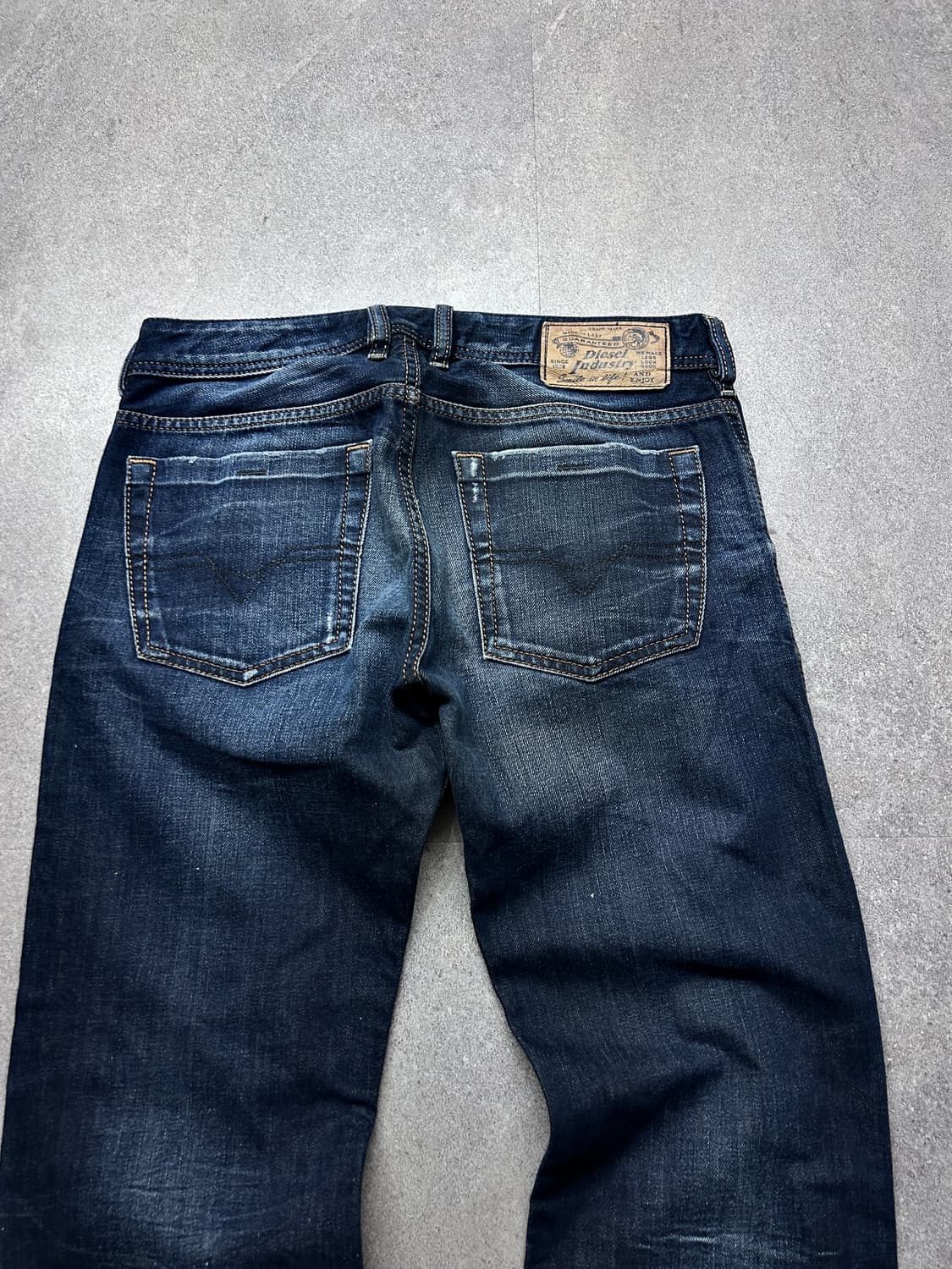 디젤 자티니 디스트레스드 부츠컷 데님 팬츠 상품이미지5