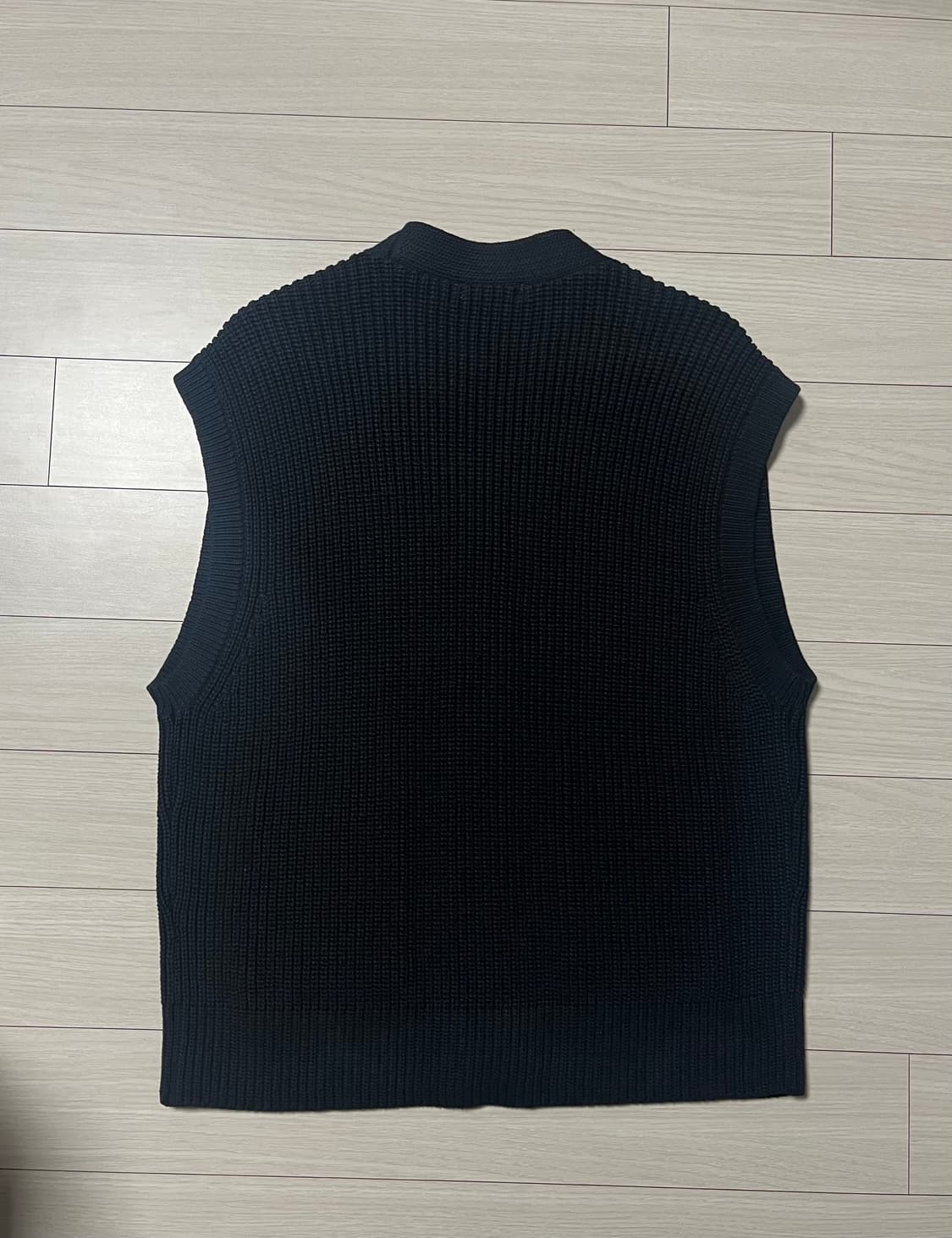 유니클로 Uniqlo 르메르 U 블랙 V넥 슬리브리스 카디건_M 상품이미지2