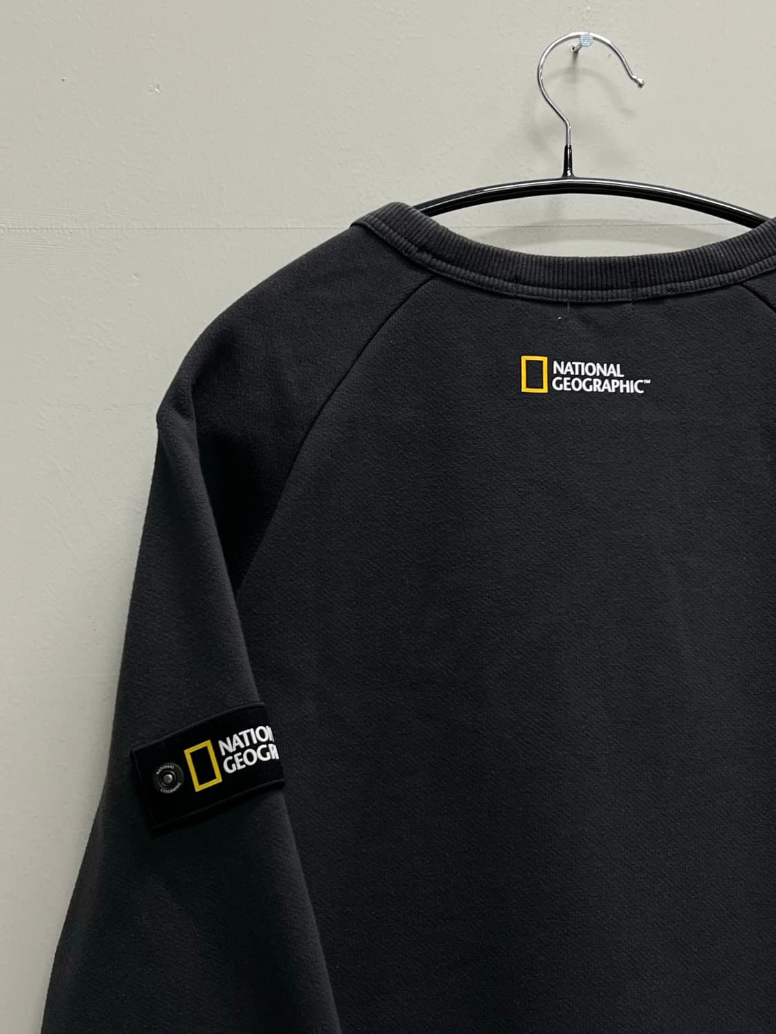 내셔널지오그래픽 자수로고 기모 맨투맨 차콜 상품이미지6