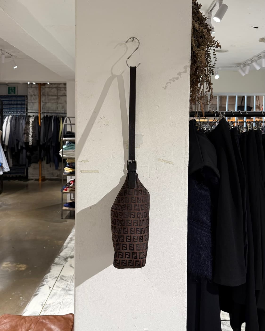 펜디 브라운 주키노 캔버스 숄더백 상품이미지3