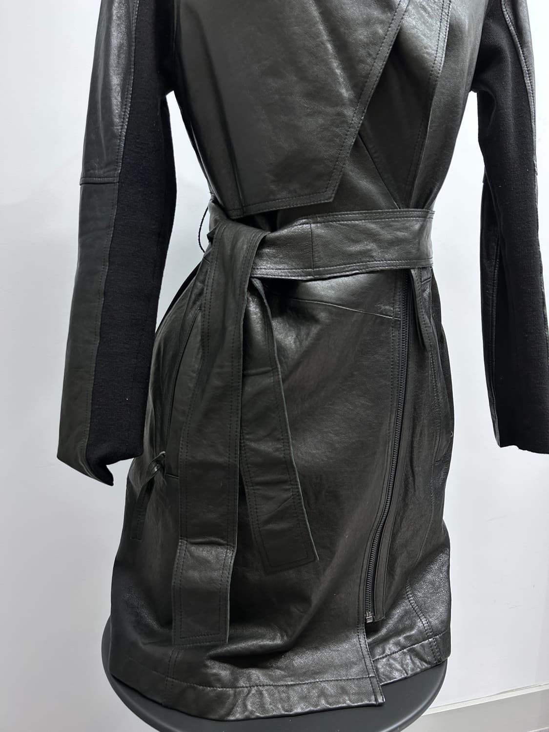 드레이프 카라 고딕 레더 코트 상품이미지8