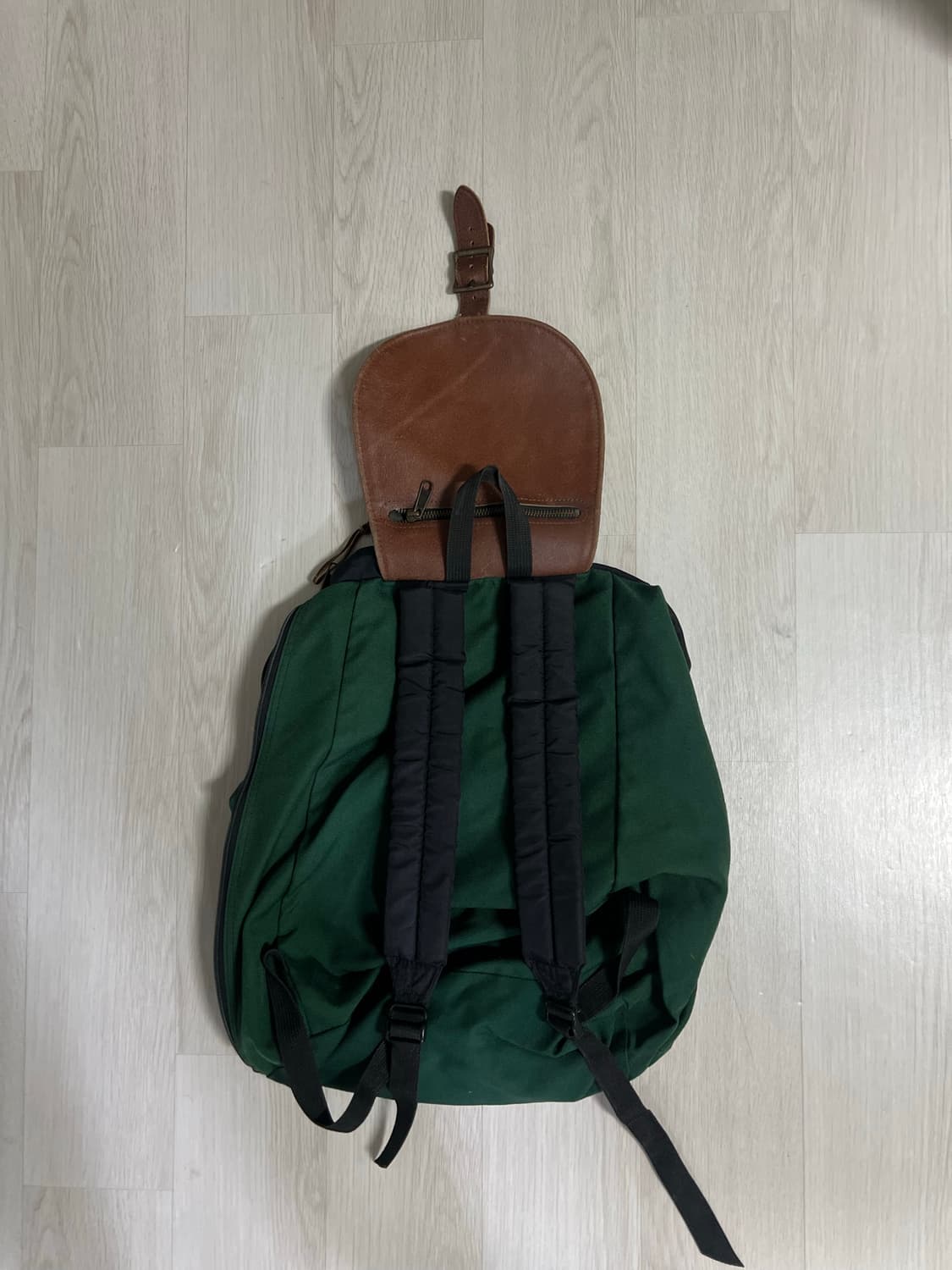 잔스포츠 빈티지 레더 플랩 드로스트링 백팩(플로럴 트림) 상품이미지3