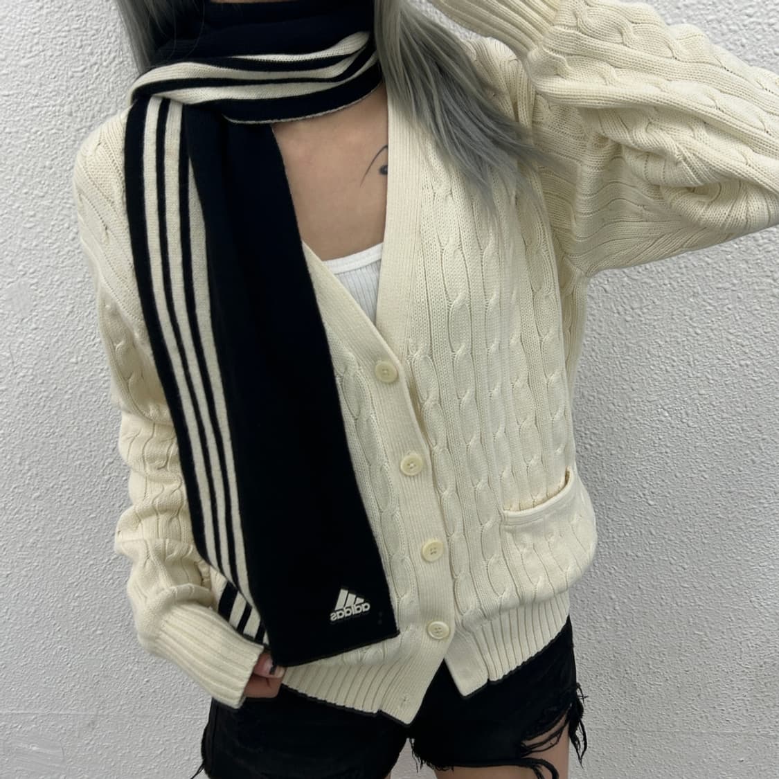 아디다스 에센셜 로고 블랙라인 화이트 배색 머플러 상품이미지1