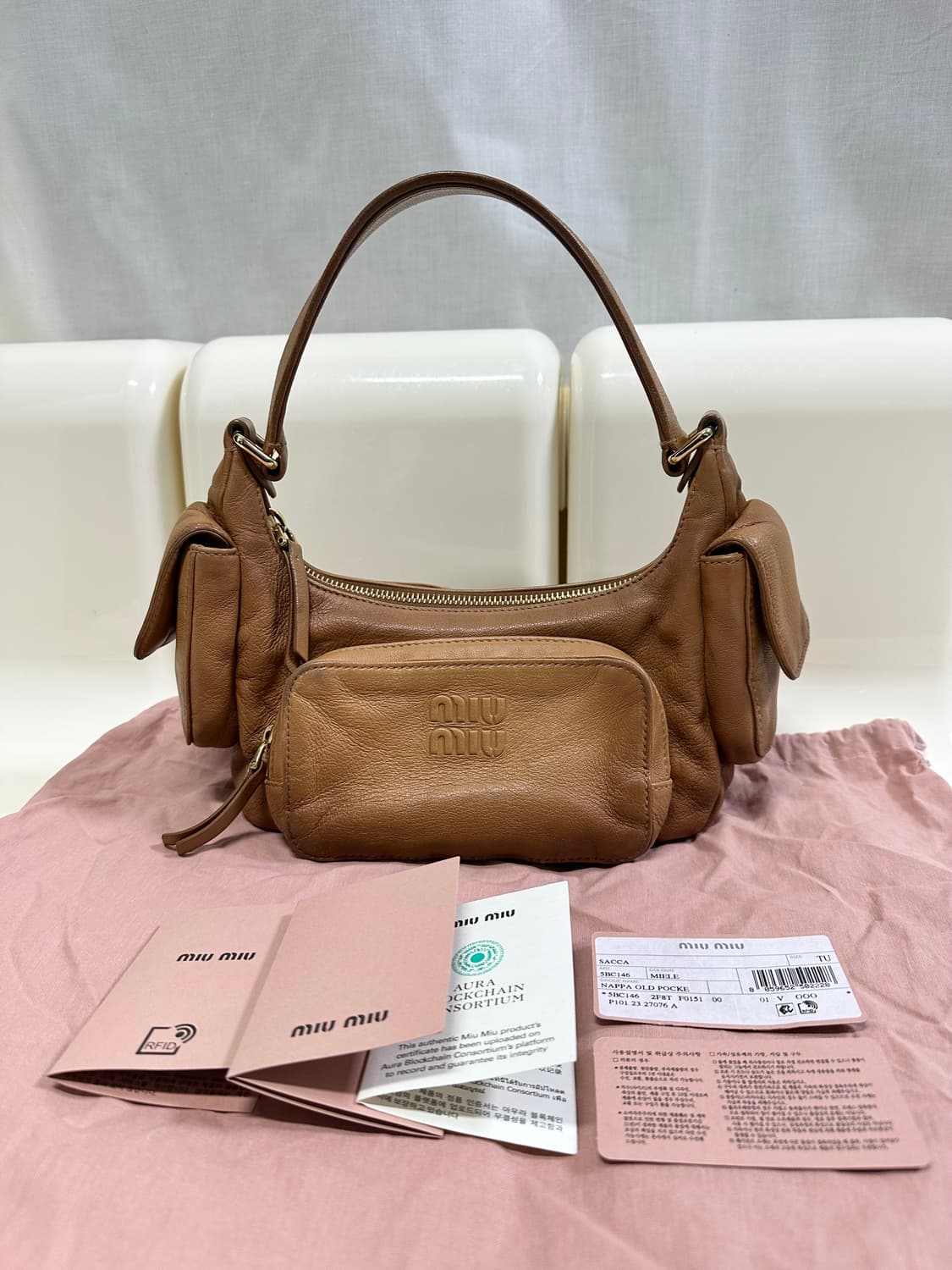[정품 25년신상] 미우미우 포켓 숄더 호보백 상품이미지2