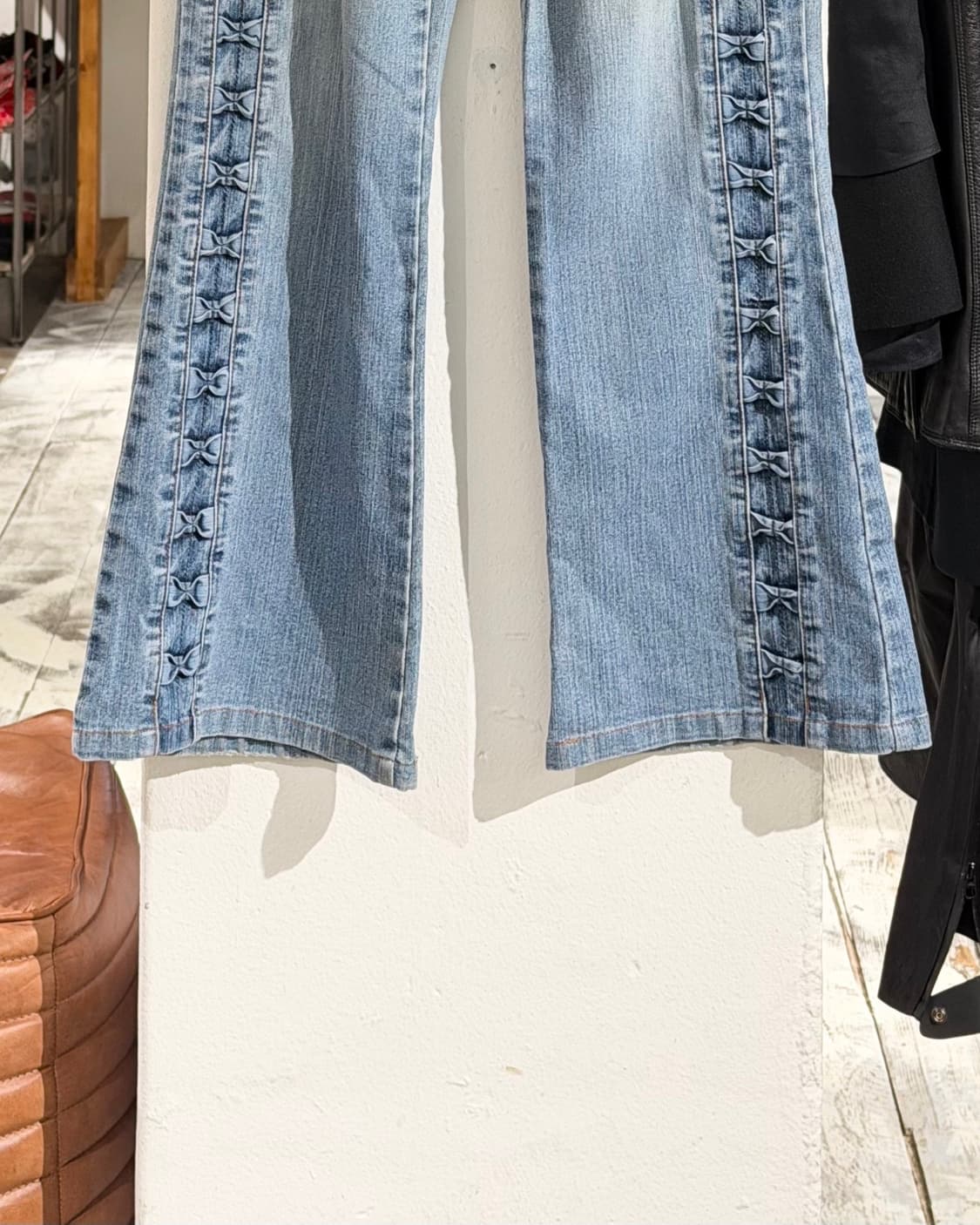 라이크진스 사이드 리본 디테일 부츠컷 데님진 상품이미지5