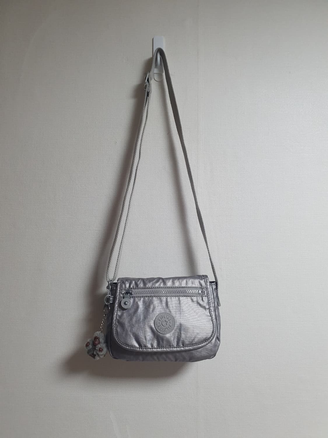 키플링 메탈릭 실버 미니 크로스백 상품이미지2