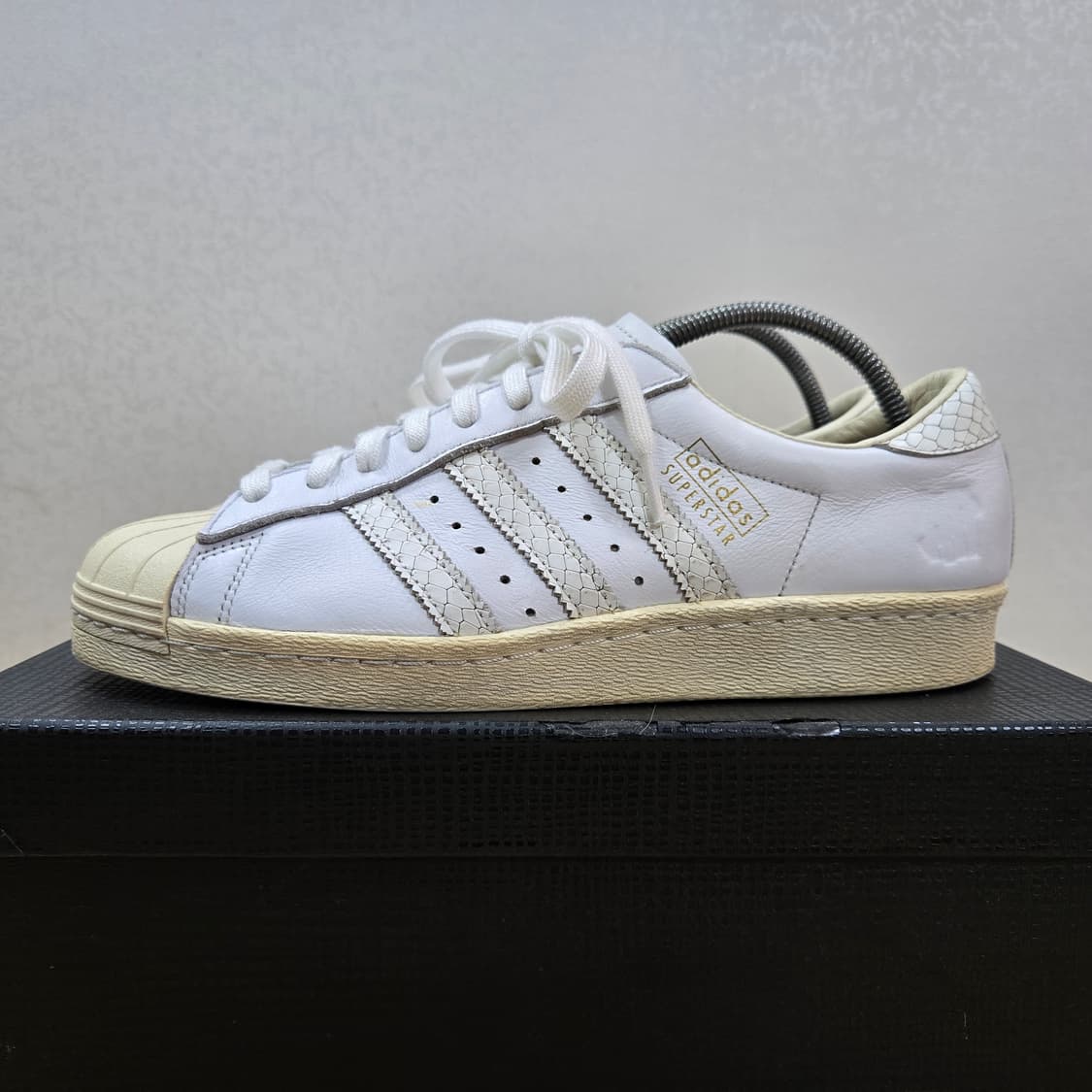 265 아디다스 x 언디핏 슈퍼스타 80s 화이트 상품이미지3