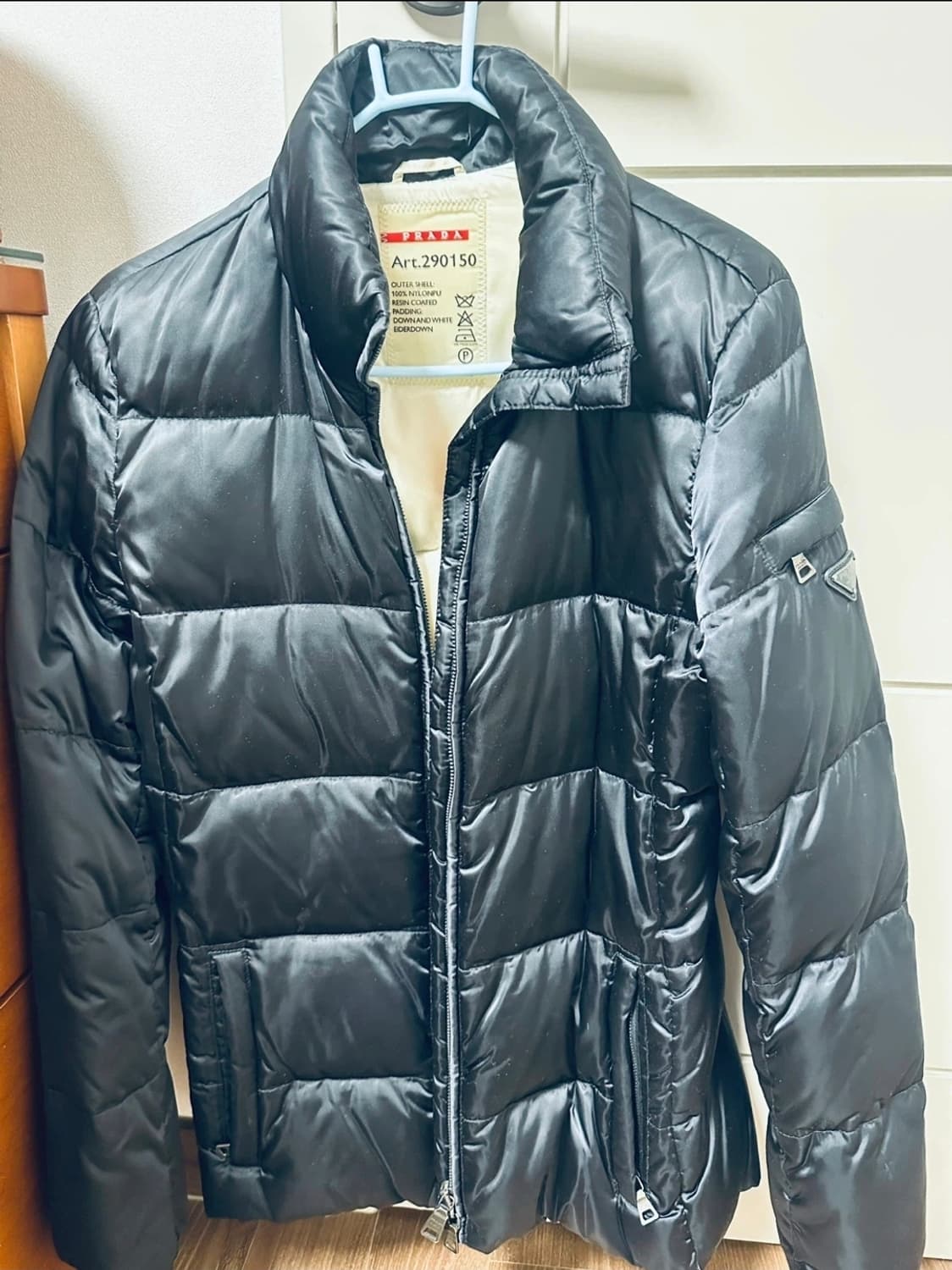 (정품) 프라다 삼각 로고 패딩 40사이즈 (명품 여성 자켓 점퍼) 상품이미지1