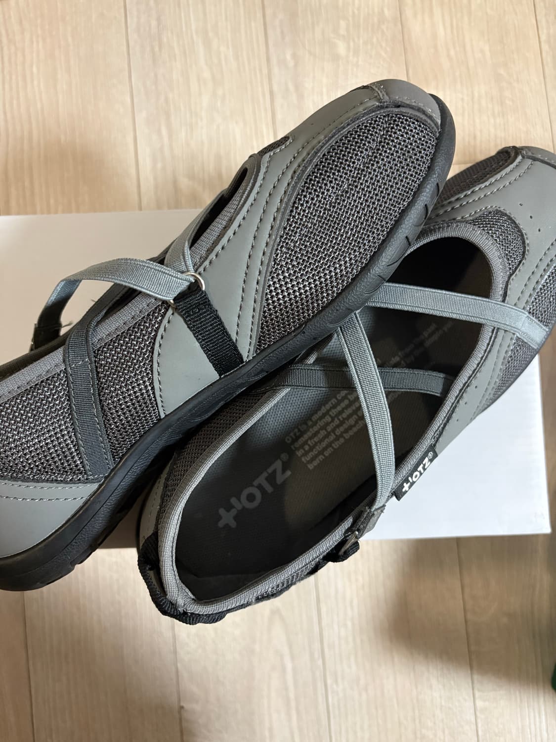 오찌 로마리 밴딩 플랫 다크 그레이 240mm 상품이미지3