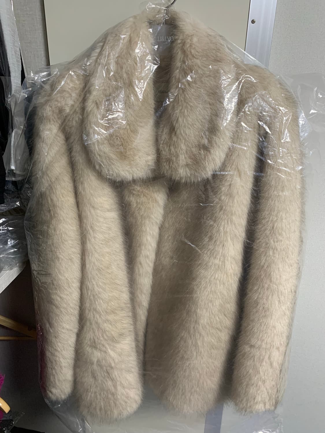 셀리앤리옹 블레어 퍼자켓 (섹시퍼) 1회 착용 상품이미지2