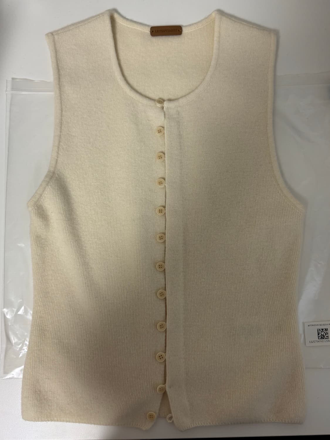 르917 BUTTON DOWN SLEEVELESS KNIT TOP 상품이미지4