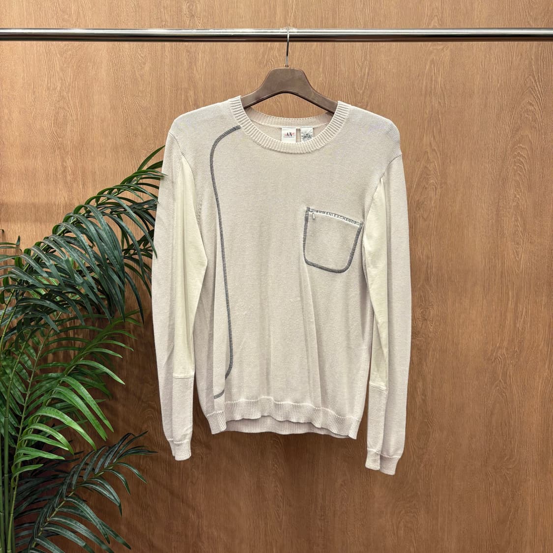 아르마니 익스체인지 라운드넥 긴팔 니트 넥라인 골지 마감 디테일 그레이 상품이미지1