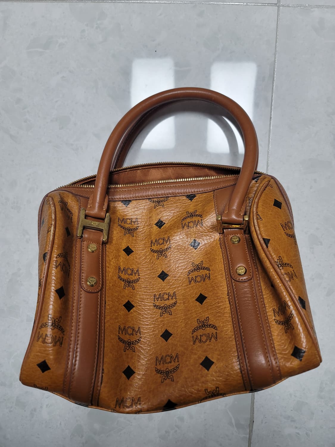 엠씨엠 숄더백 중형 

 상품이미지1