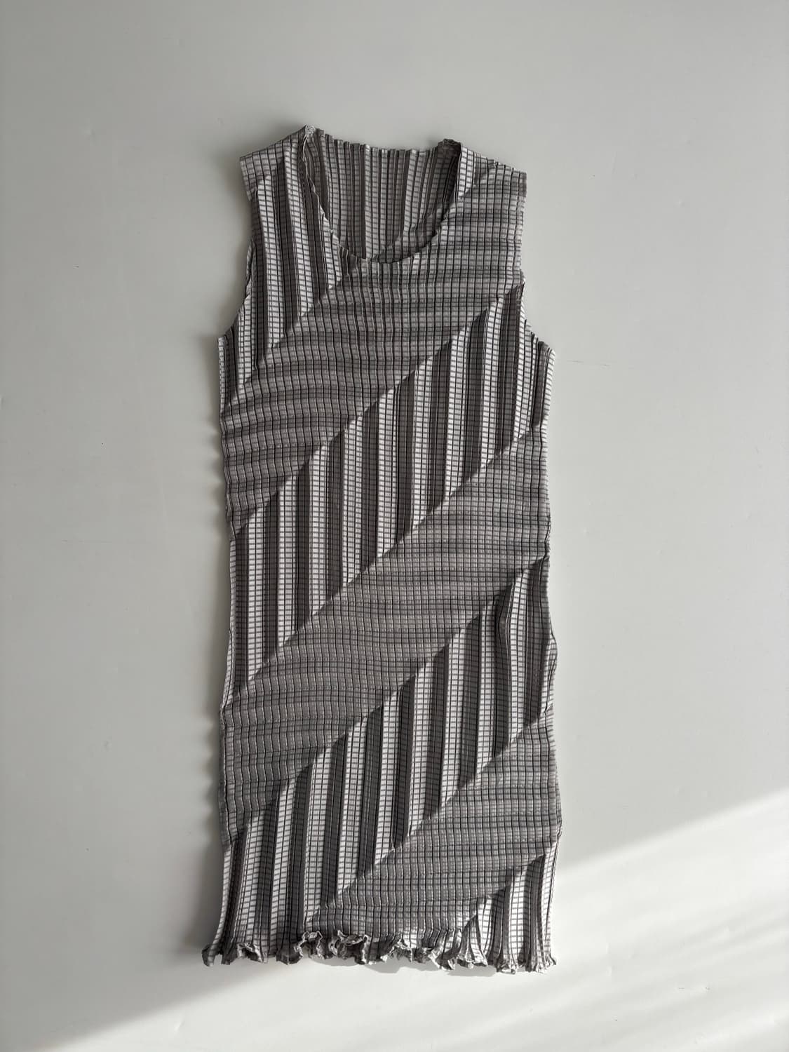 Issey Miyake 이세이미야케 그레이 플리츠 슬리브리스 상품이미지4