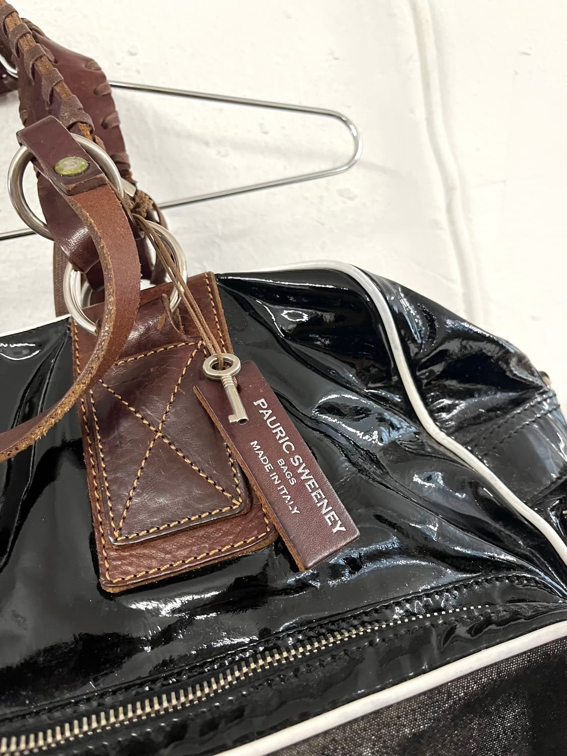 PAURIC SWEENEY 포릭 스위니 페이던트 레더 숄더백 상품이미지4