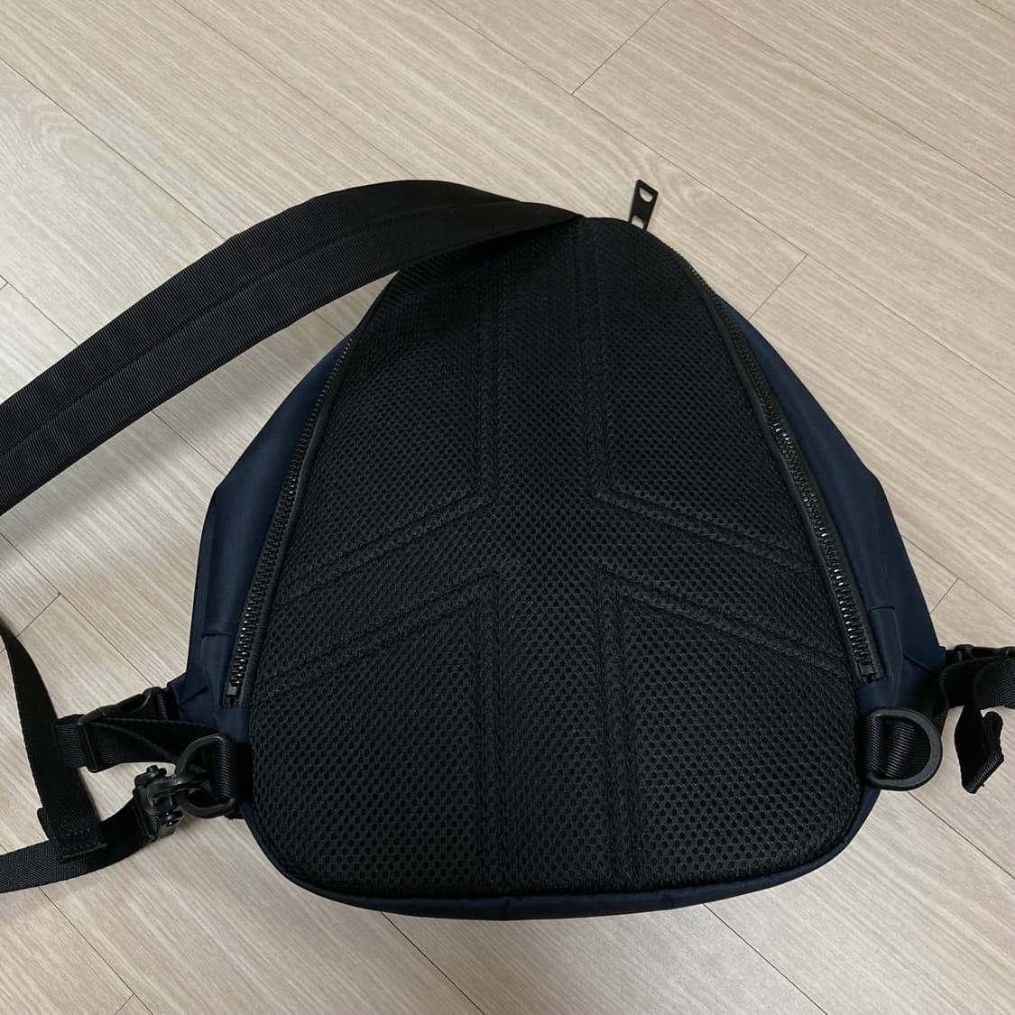 오니츠카타이거 미니백팩 네이비 상품이미지4