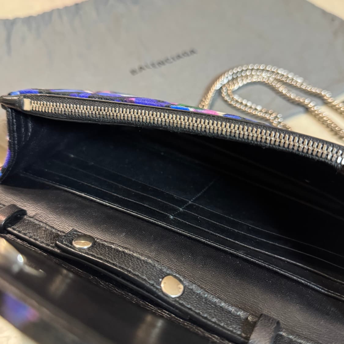 발렌시아가 BB 로고 벨벳 체인 크로스백 상품이미지5