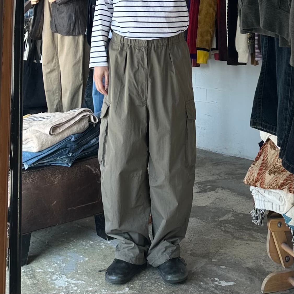 (착용컷) 유니클로 와이드 밴딩 카고 팬츠 (남성용 XL) 상품이미지3