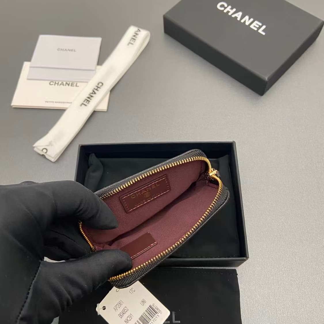 샤넬 클래식 지퍼 코인 카드 홀더 그레인드 샤이니 카프스킨 & 골드 메탈 상품이미지4