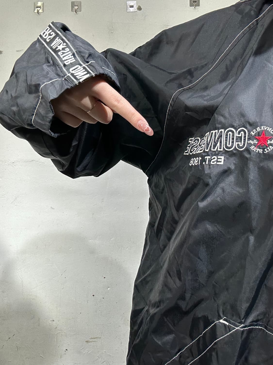 컨버스 블랙 후드 사이드 라인 바람막이 오버핏 트랙 자켓  상품이미지4