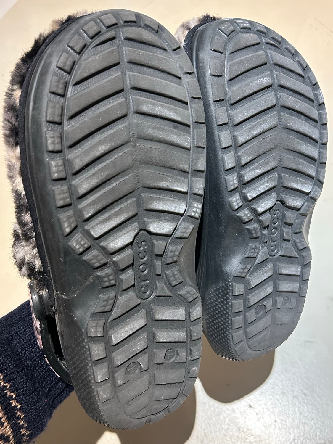 크록스 클래식 퍼 슈어 클로그 블랙 멀티 상품이미지7