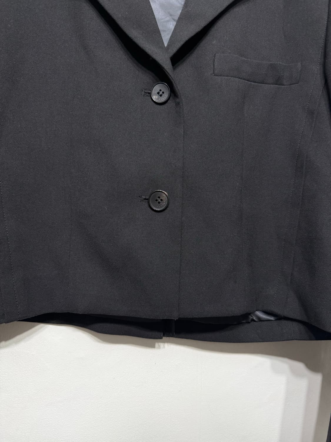 구호플러스 24년 백 디테일 테일러드 숏자켓 1사이즈 상품이미지3