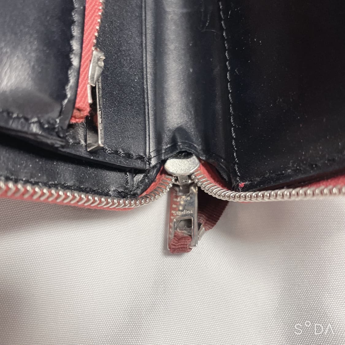 아크네스튜디오 버건디 지갑 상품이미지6