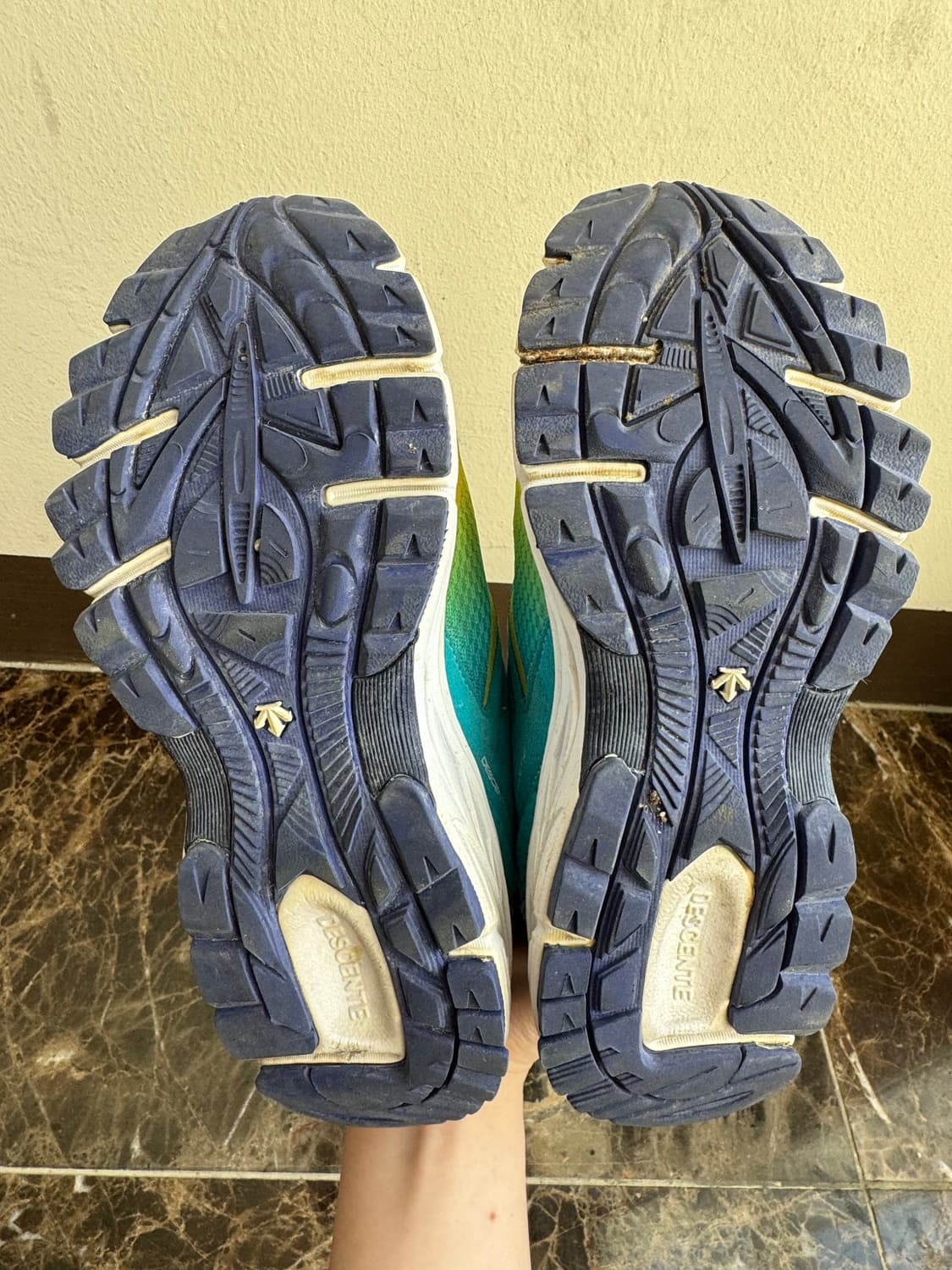 데상트 시스템 운동화 230 (옐로우/블루) 상품이미지5