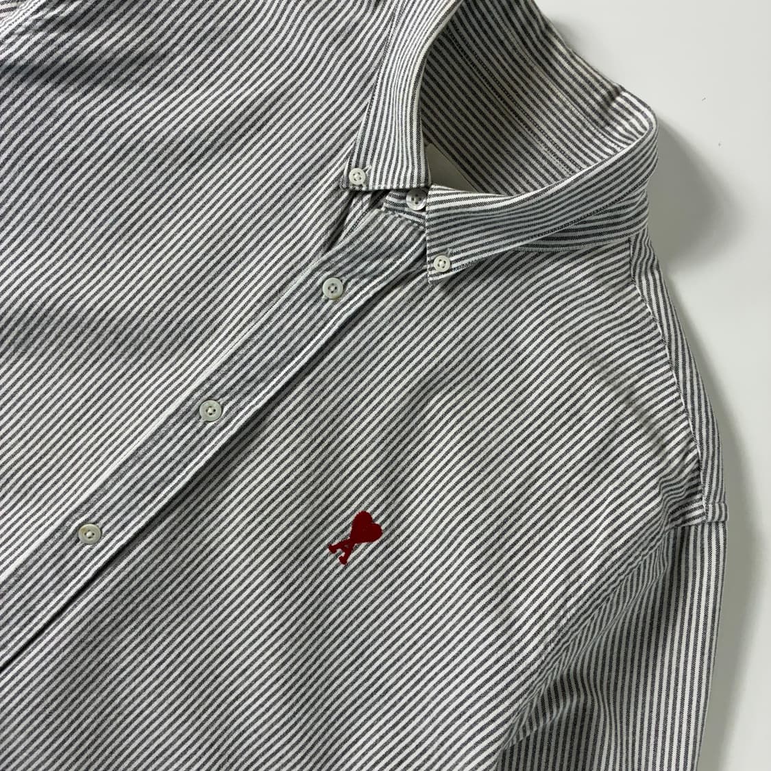 AMI 아미 스몰 하트 와펜 블랙 스트라이프 옥스포드 셔츠 상품이미지3