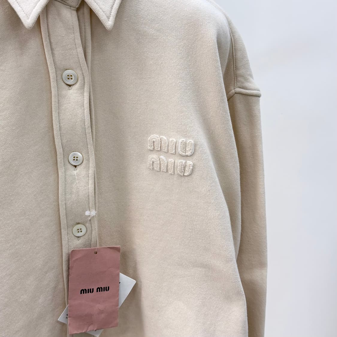 [S+급/오버핏S] 미우미우 자수 로고 오버 코튼 셔츠 상품이미지2