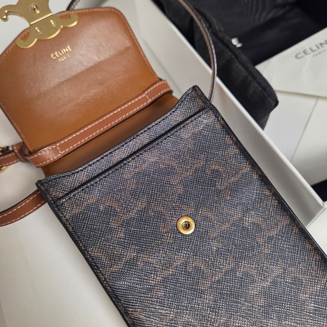 CELINE 셀린느 정품 매장가135만원 트리오페 틴 폰홀더백 폰파우치 상품이미지5