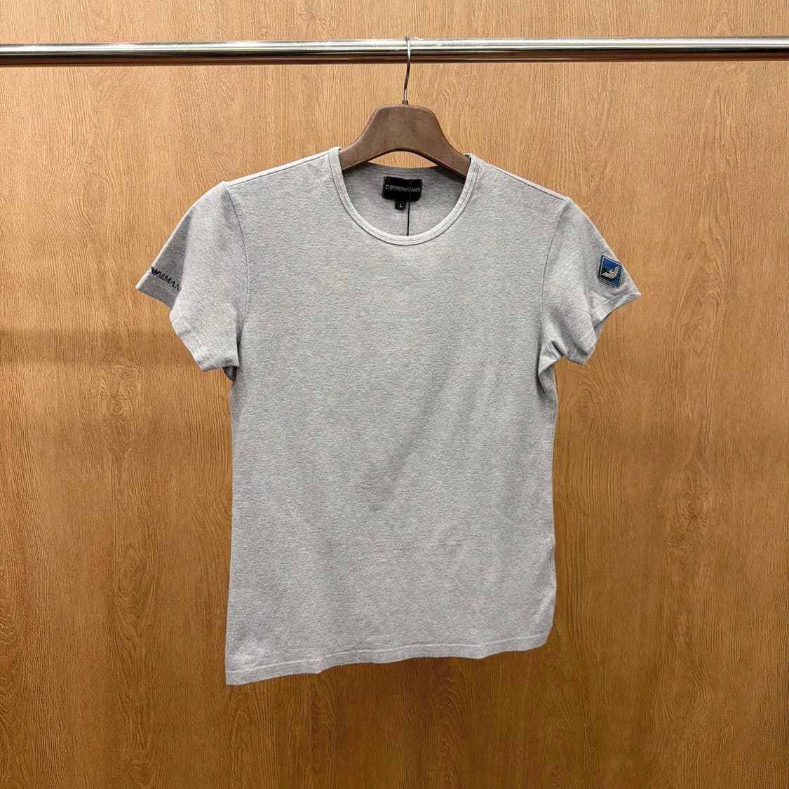 엠포리오 아르마니 라운드넥 반팔 티셔츠 로고 패치 디테일 레귤러핏 그레이 상품이미지2