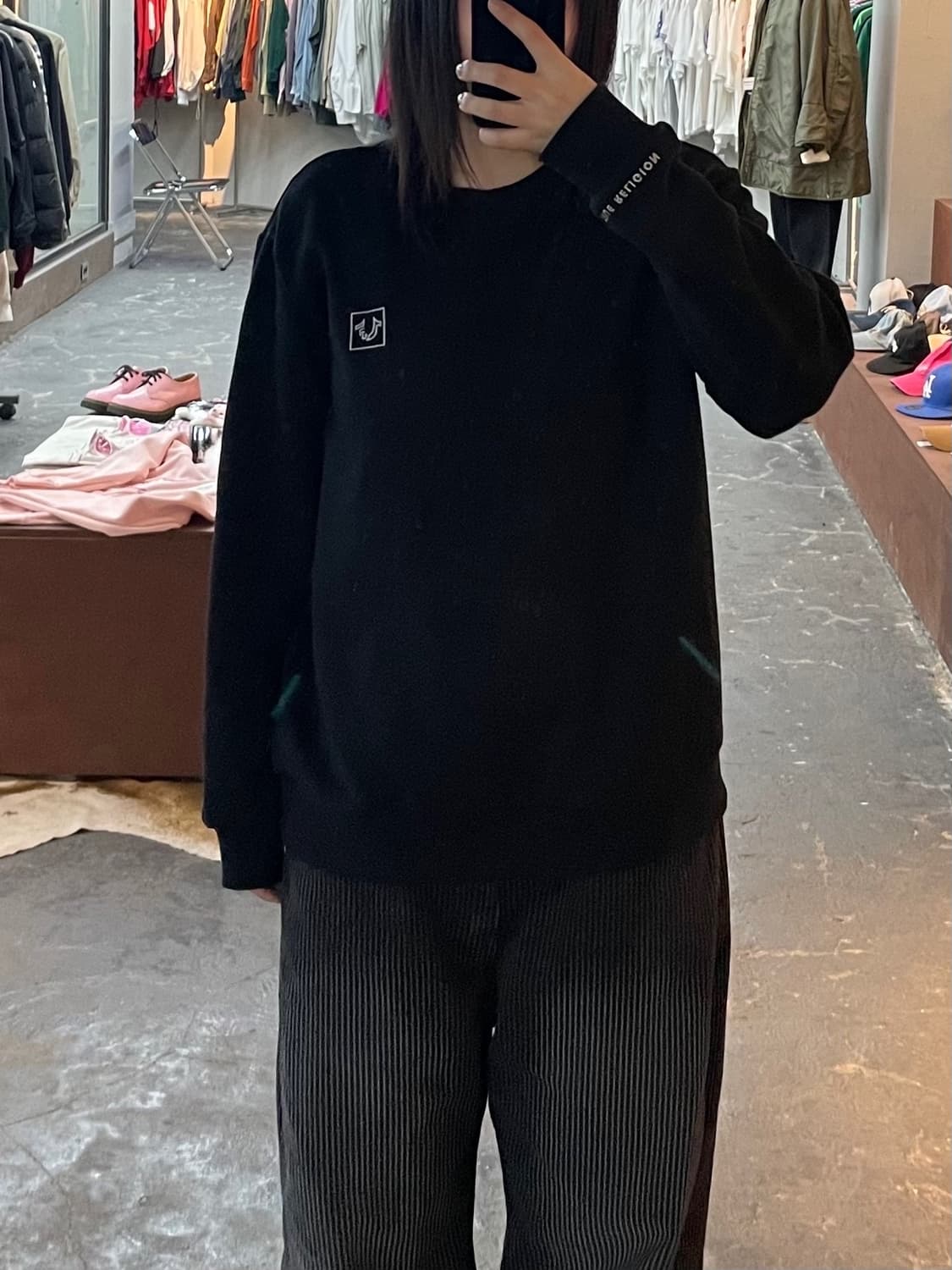 트루릴리젼 로고 블랙 맨투맨 H1812 상품이미지1