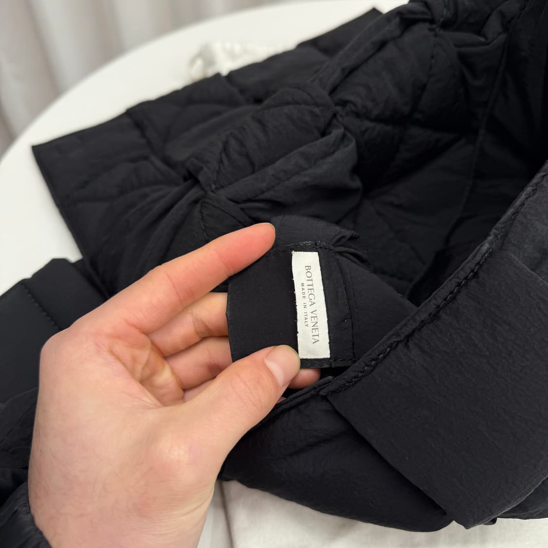 [정품] 보테가베네타 패딩 테크 카세트백 블랙 상품이미지5