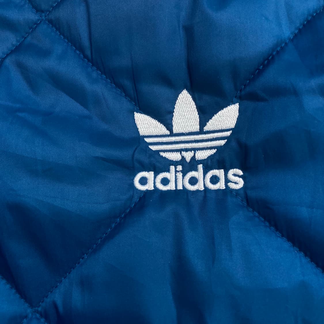 아디다스 블루 컬러 슈퍼스타 퀼팅 경량 패딩 상품이미지2