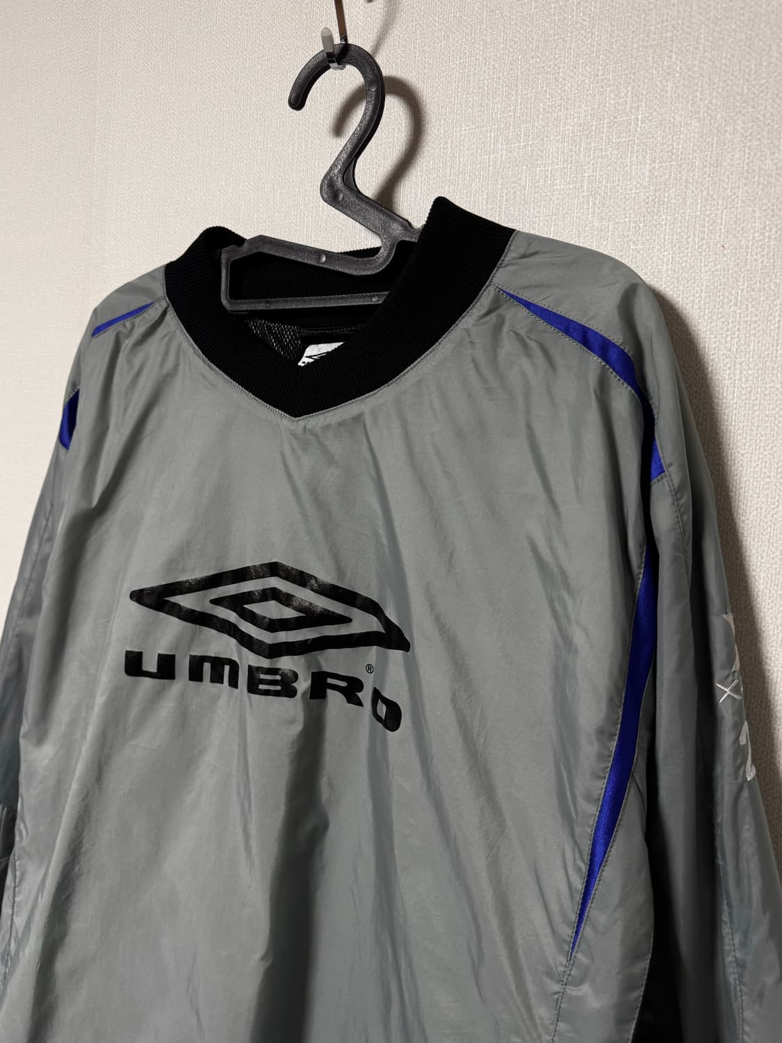 엄브로 빅로고 프린팅 웜업 점퍼 상품이미지1