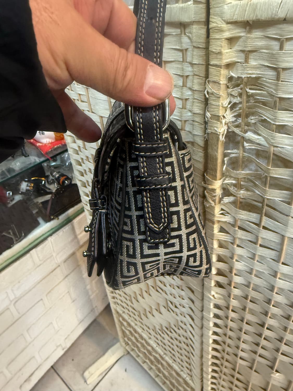 정품 지방시 빈티지 모노그램 숄더백 팝니다 상품이미지3