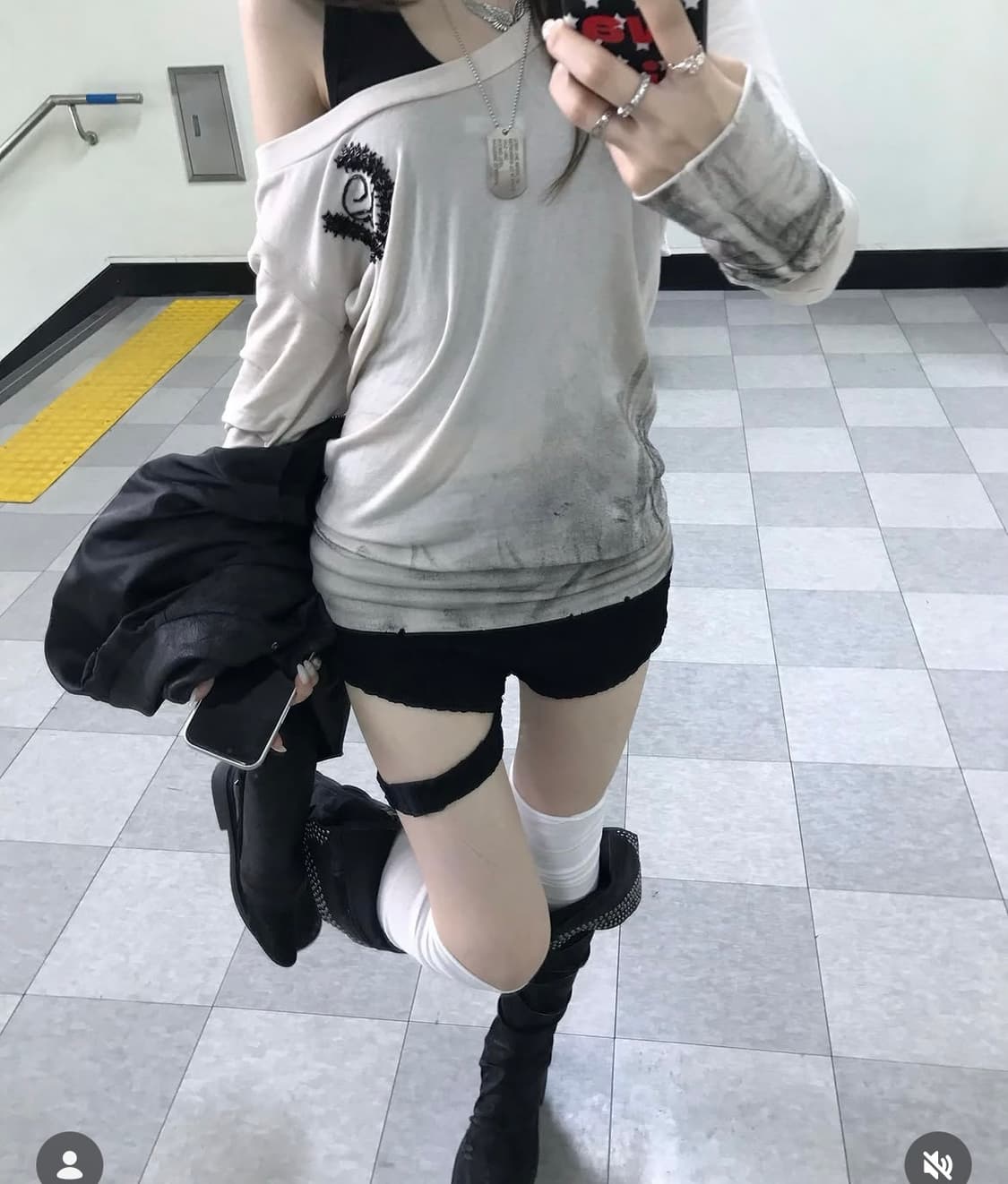 본네 Bonnae Beaded plunge neck top (Beige) 상품이미지2