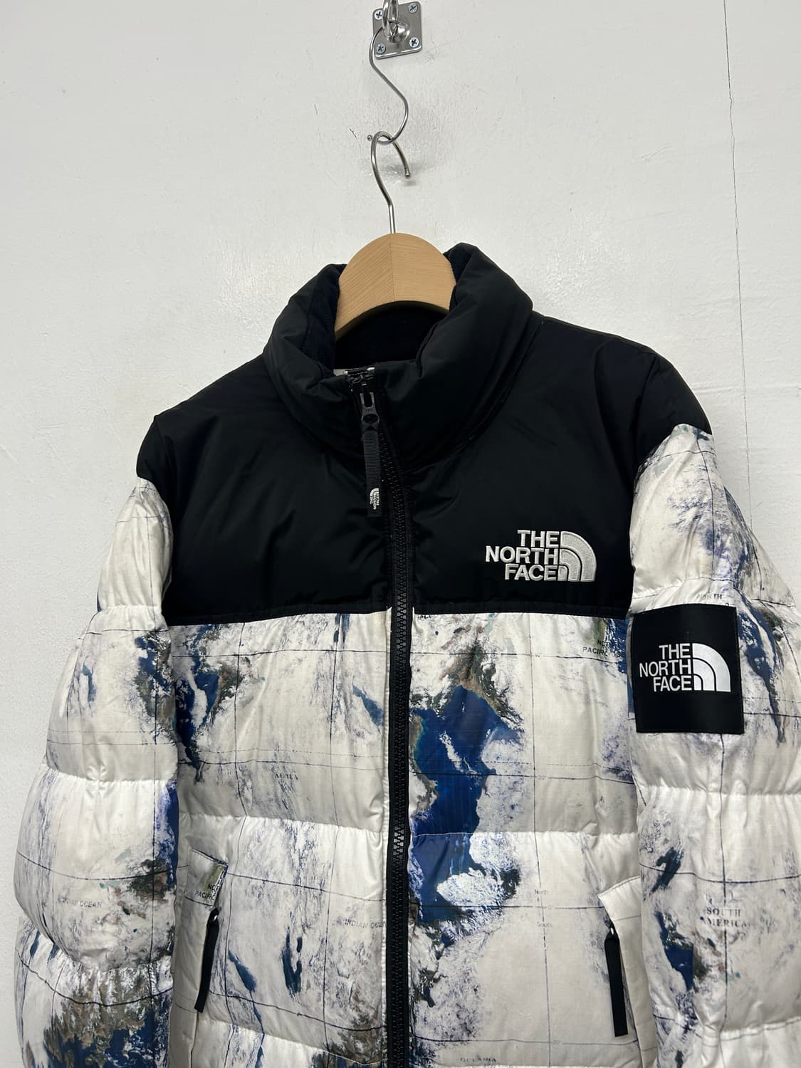 노스페이스 눕시 지구 패턴 패딩 상품이미지2
