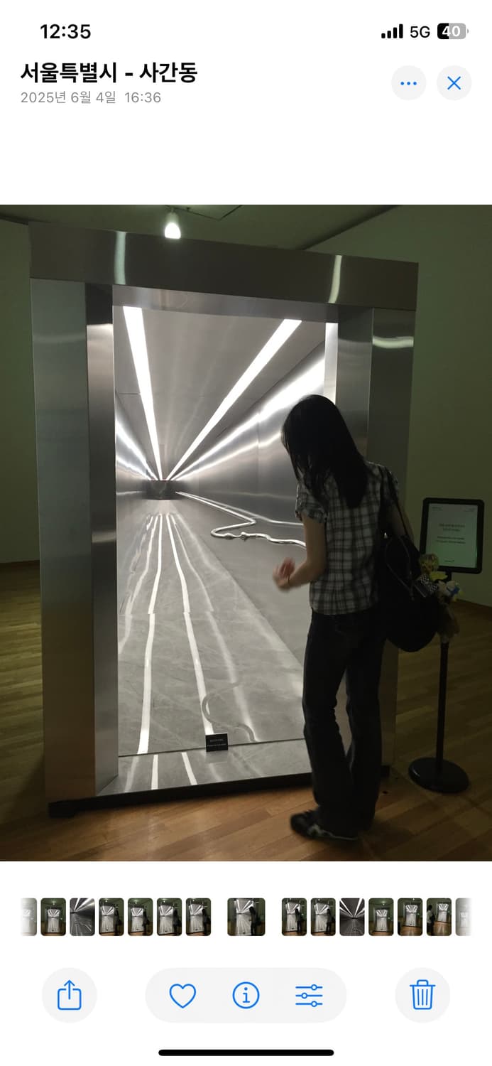 키플링 보부상 숄더백 블랙 (착샷) 상품이미지8