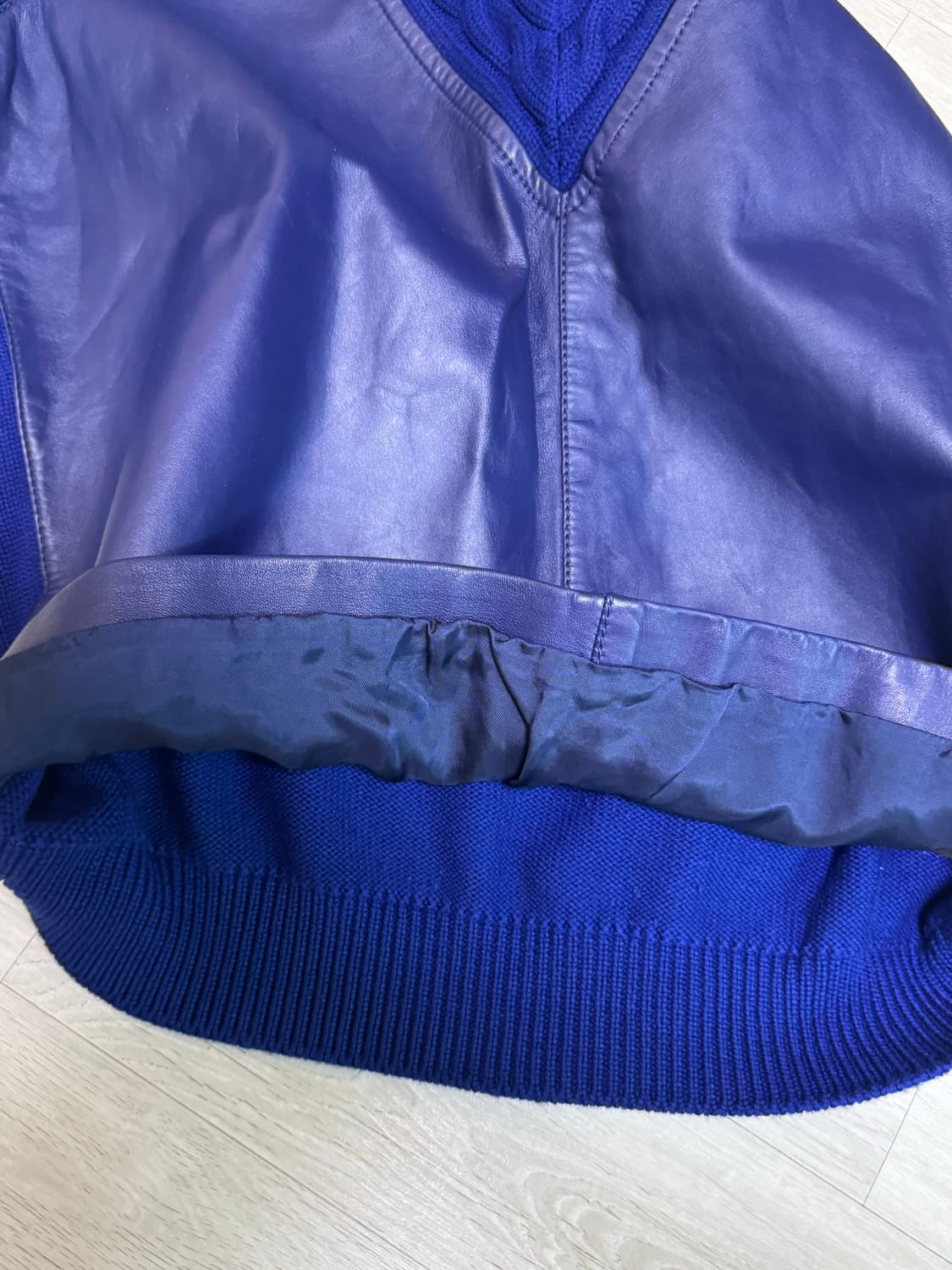 Prada 19s/s 컬렉션 런웨이 프라다 블루 레더 니트 집업 상품이미지8