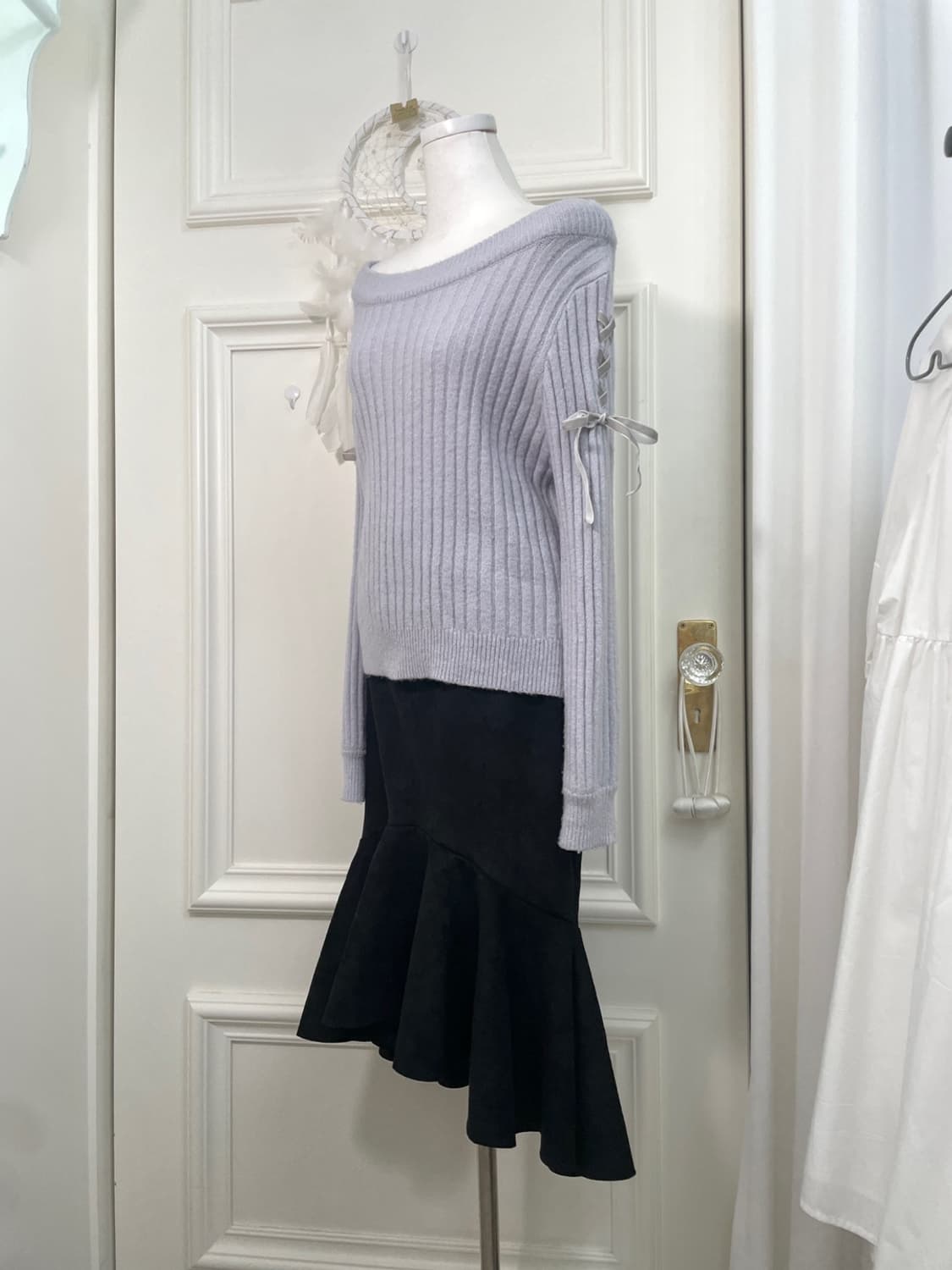 blueberry off-shoulder side lace-up swea 상품이미지3