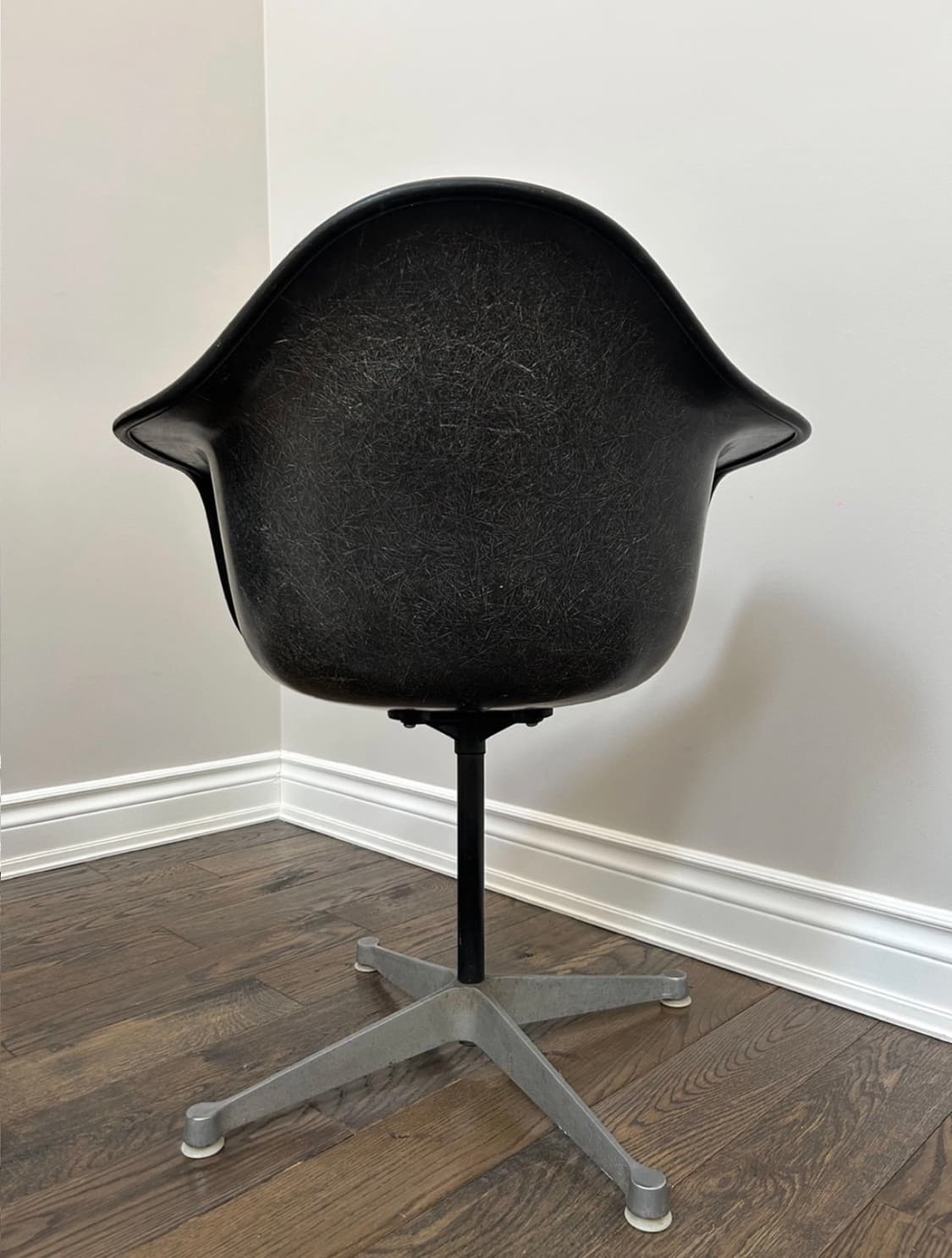 빈티지 허먼밀러 임스 블랙 업홀스터드 파이버글라스 암체어 2개 상품이미지4