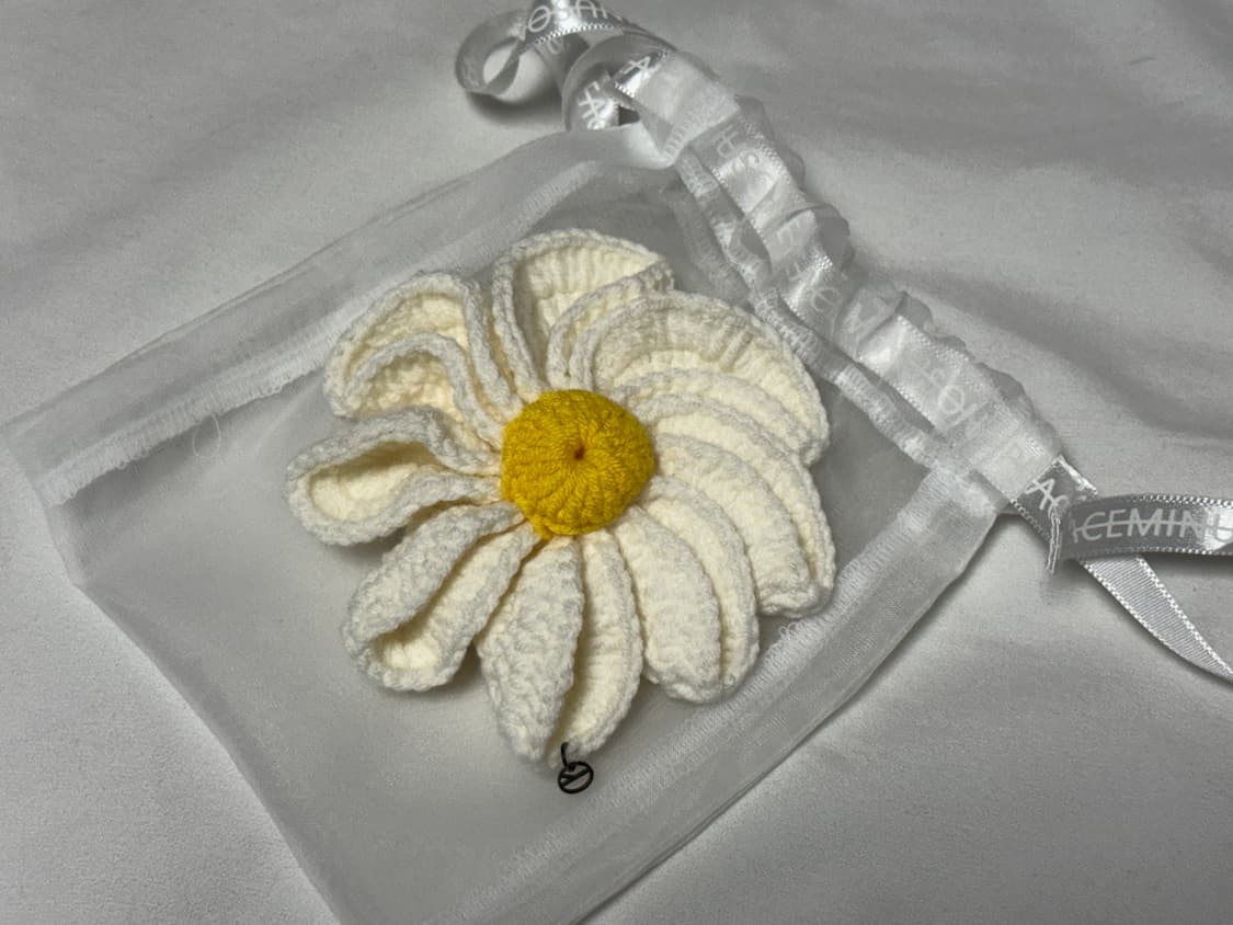 (새 상품) 피스마이너스원 데이지 브로치 판매합니다! 상품이미지1