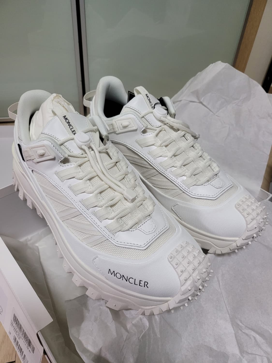 도시의 일상부터 설산의 정점까지, 몽클레르 트레일그립 GTX 화이트 상품이미지2