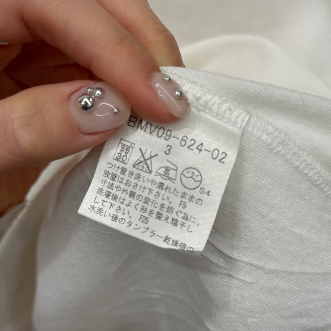 버버리 블랙라벨 헨리넥 자수 로고 반팔 티셔츠 4단추 디테일 화이트 상품이미지8