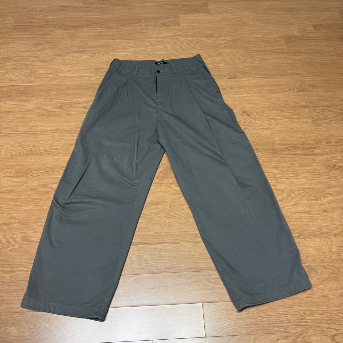 해칭룸 딥플리츠 팬츠 차콜 3사이즈 상품이미지2